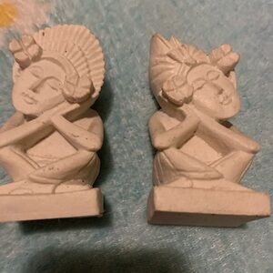 Sand stone romance couple statues